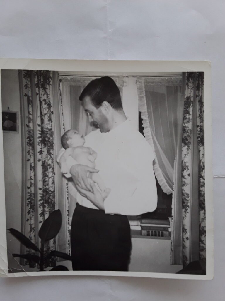 frank amptmeijer net geboren, bij vader LJW amptmeijer op de arm in Valkenswaard